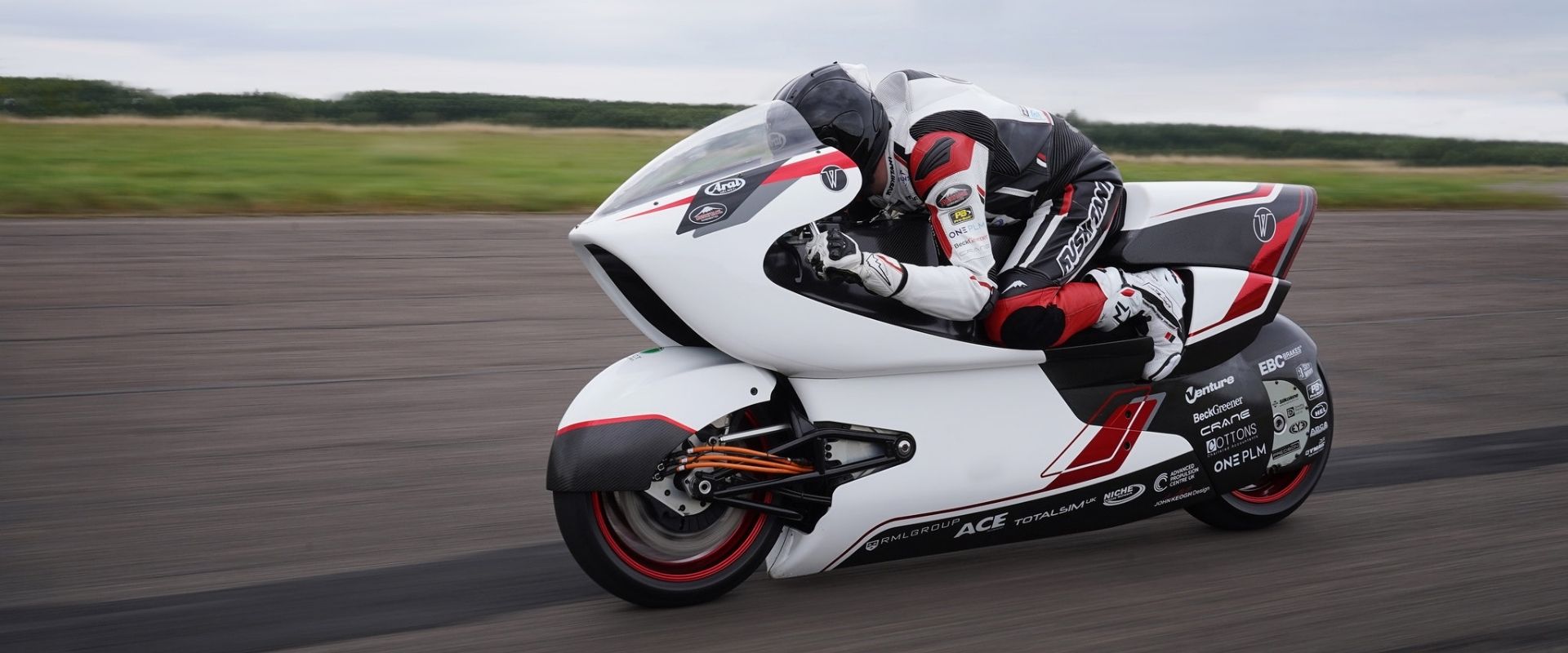 white motorcycle concepts motocicleta eléctrica motocicleta aerodinámica portada 1